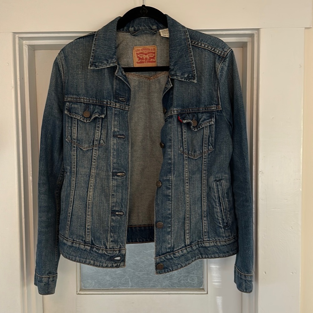Levi’s Classic Denim Jacket 100% cotton - Size medium